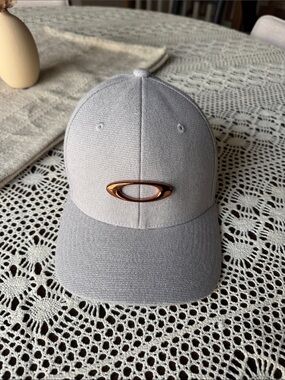 NWOT Oakley Flexfit Hat S/M